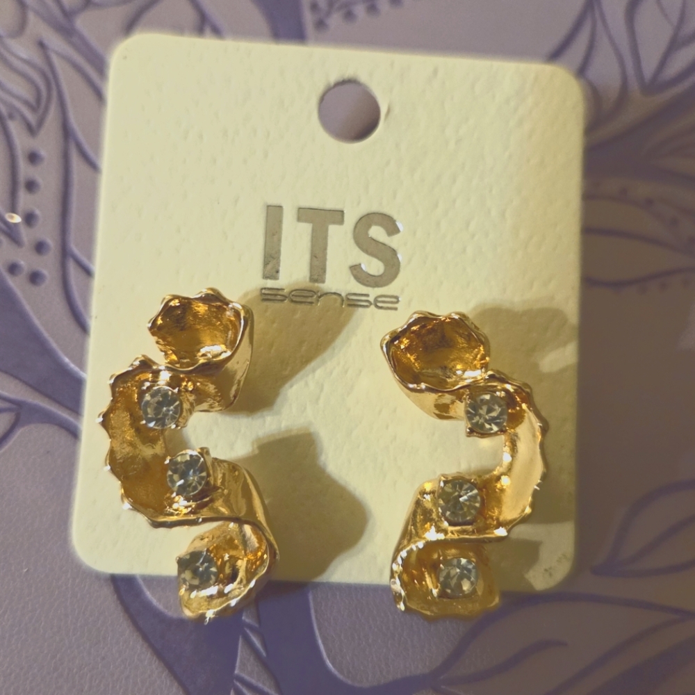 Gold Fashion Earrings in Spiral Shape